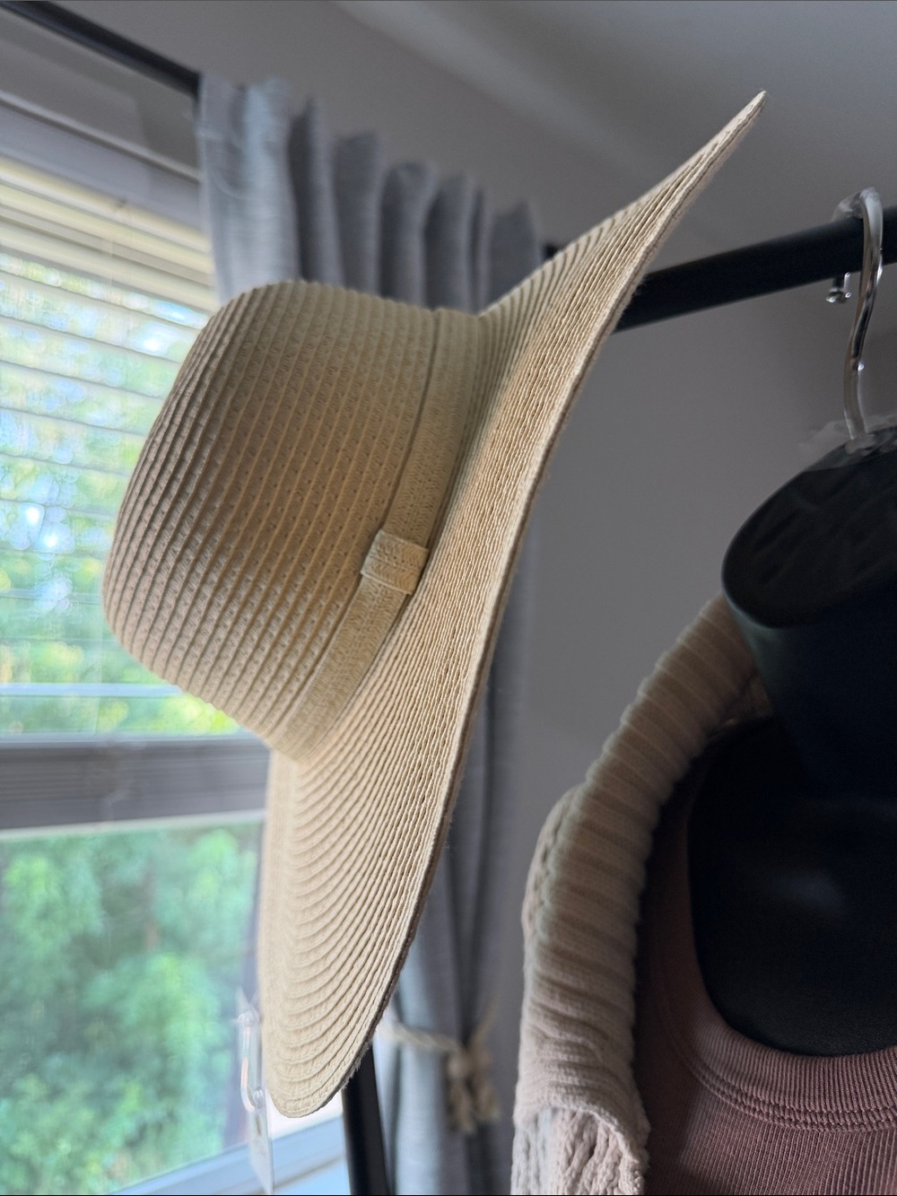 Beige Wide-Brim Straw Sun Hat - Classic Summer Accessory - Picture 5 of 8